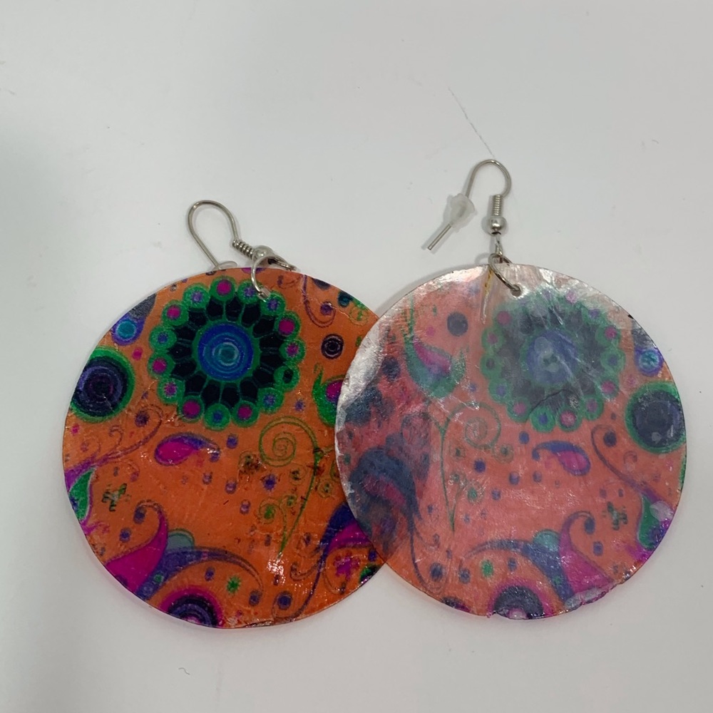 Round Shell Drop Earrings NWOT - Picture 3 of 3
